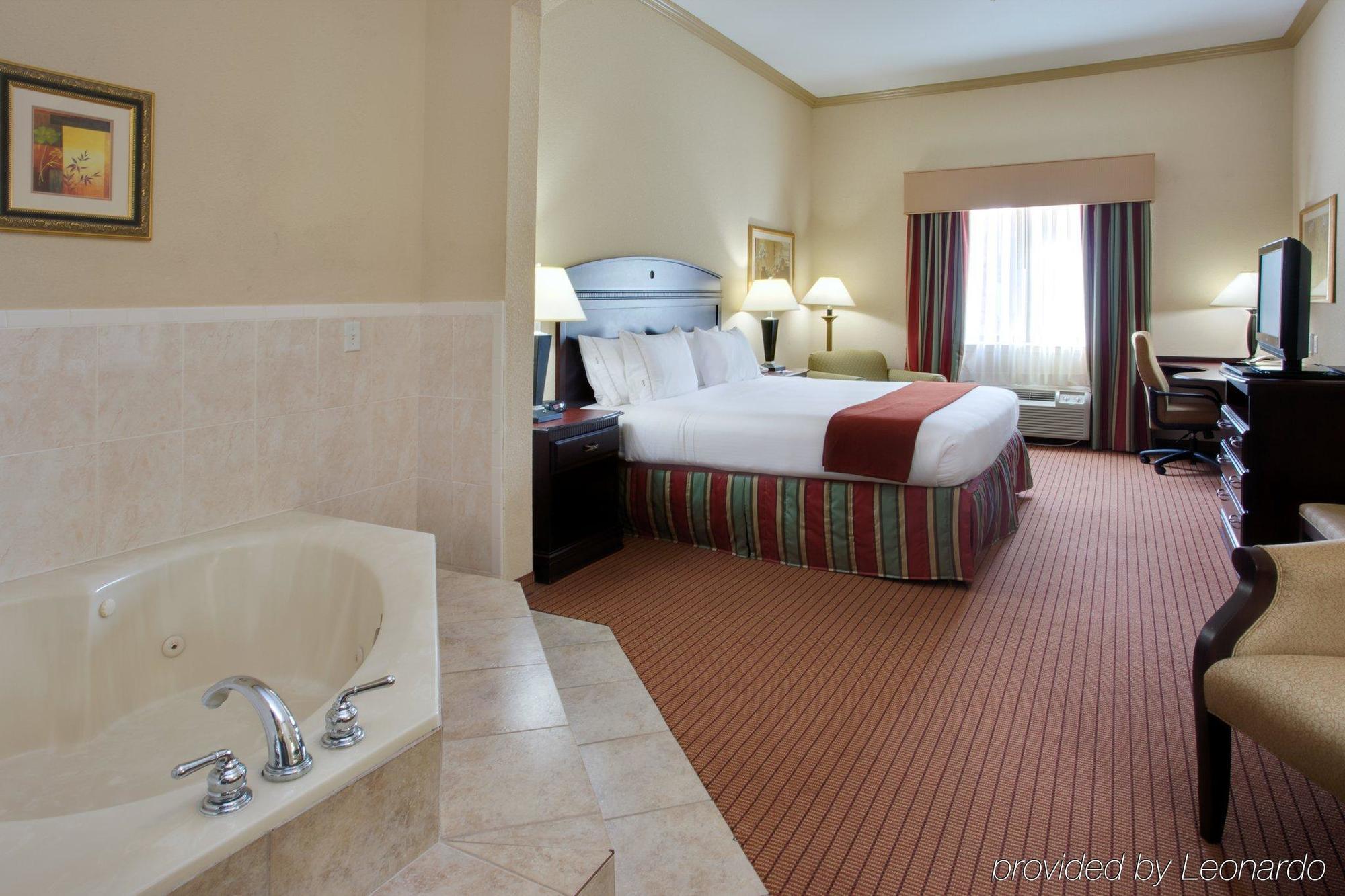 Holiday Inn Express & Suites Wharton By Ihg Habitación foto