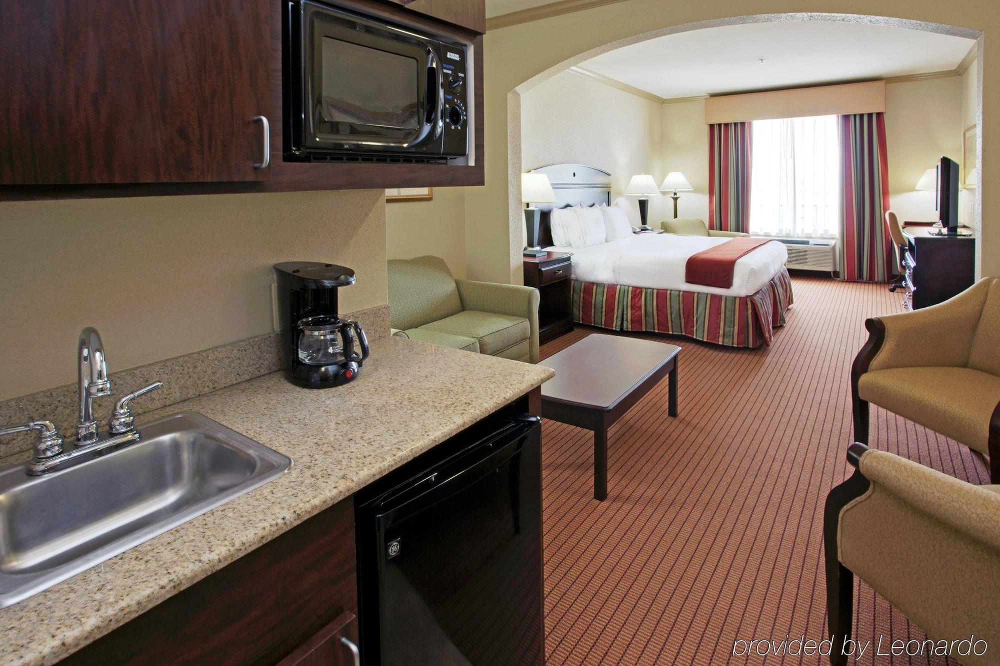 Holiday Inn Express & Suites Wharton By Ihg Habitación foto